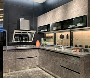 Современный акриловый дизайн кухонного шкафа со стальной винной стойкой